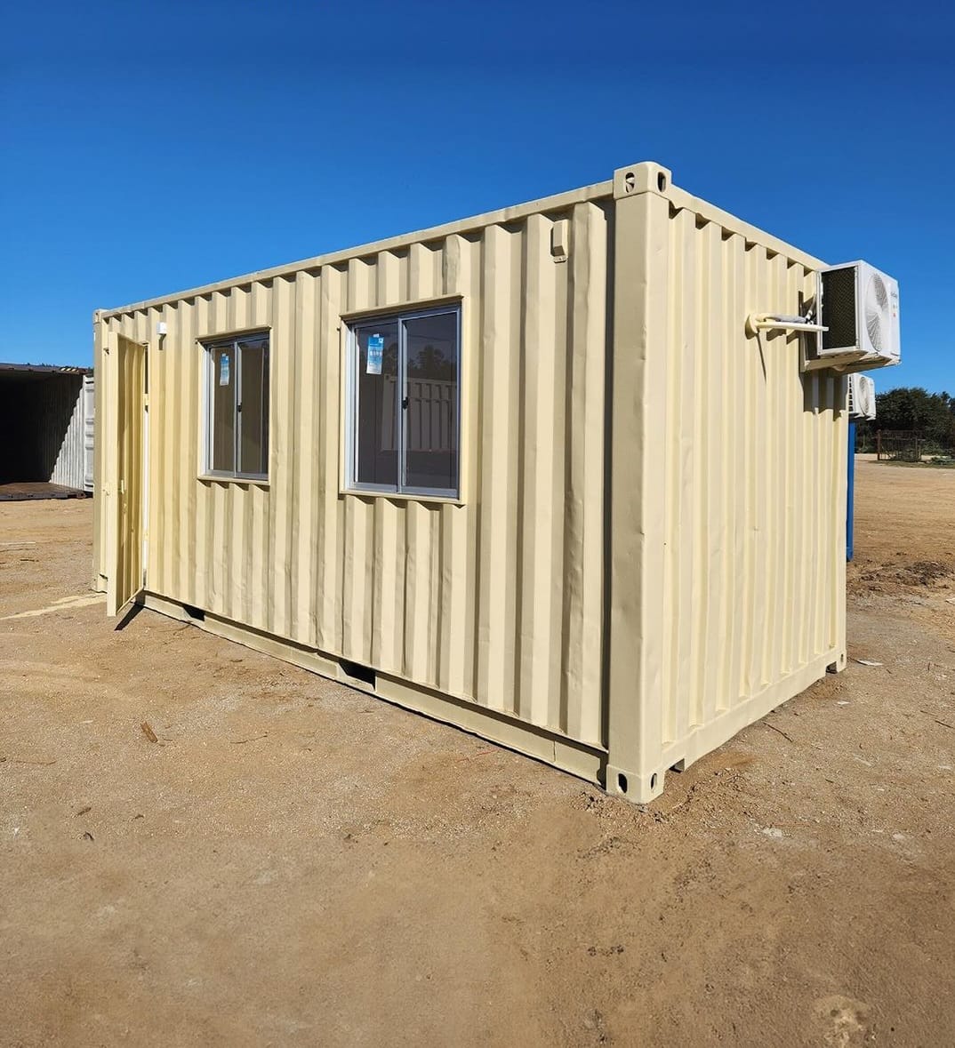 Büro aus einem Schiffscontainer, 24 m²