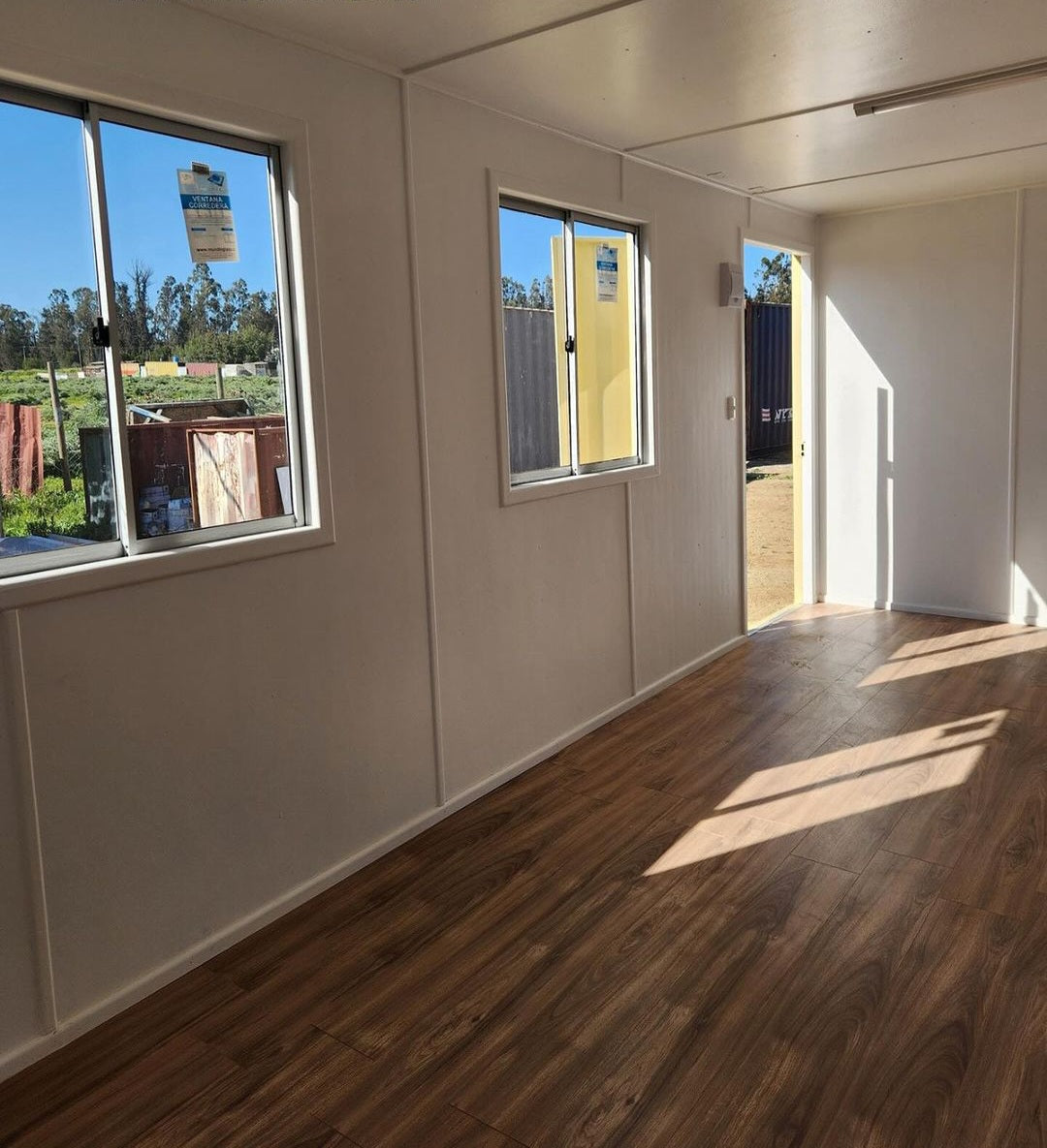 Büro aus einem Schiffscontainer, 24 m²