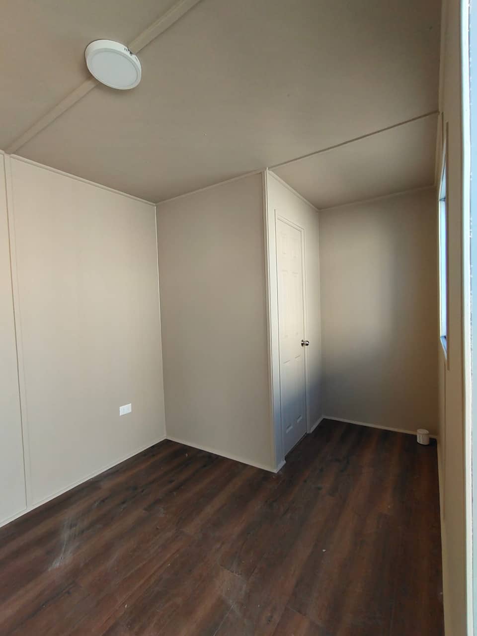 Bürocontainer 20' HC mit Sanitärbereich